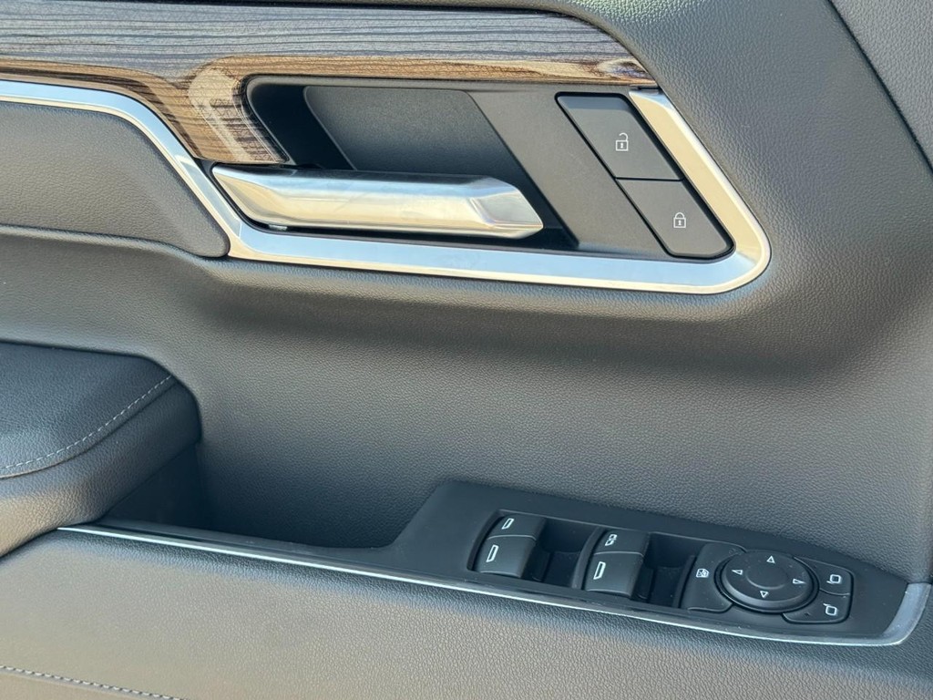 Chevrolet Silverado 1500 Vehicle Full-screen Gallery Image 24