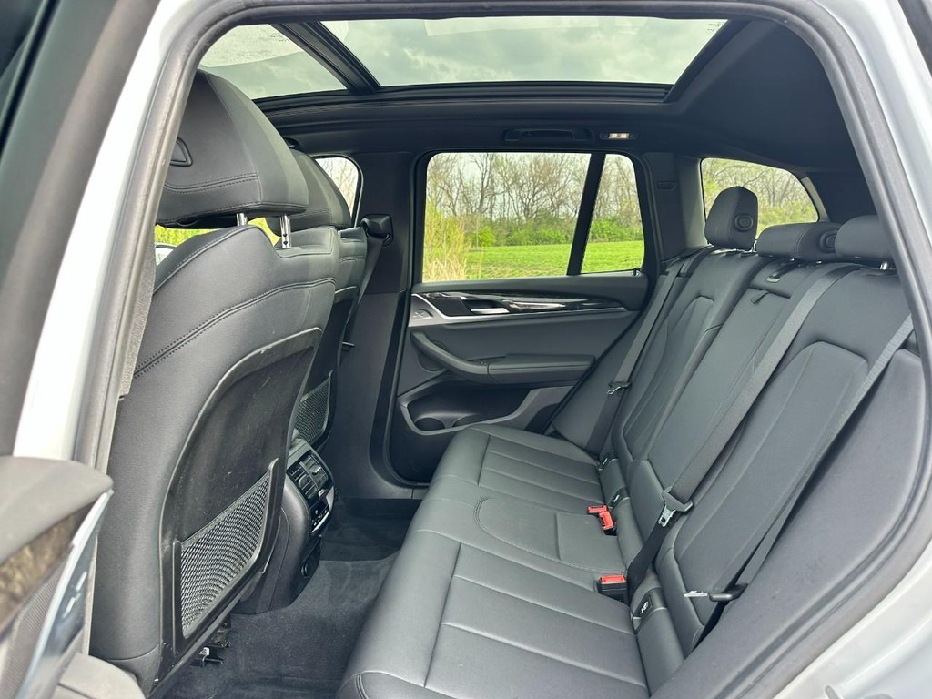 BMW X3 Vehicle Full-screen Gallery Image 10