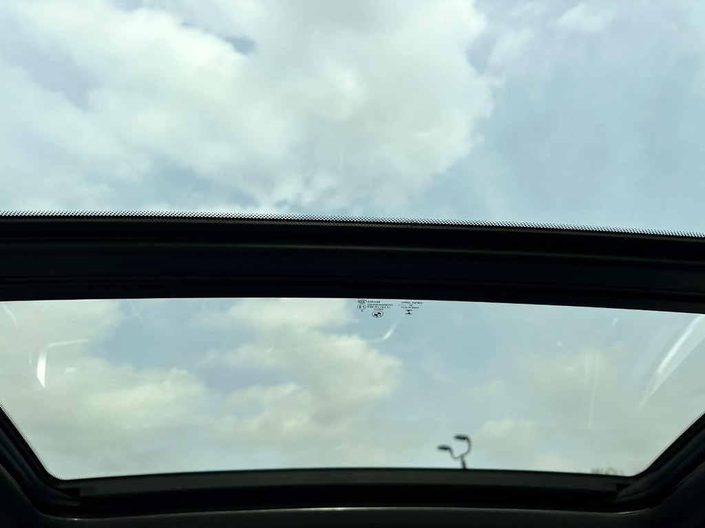 BMW X3 Vehicle Full-screen Gallery Image 11