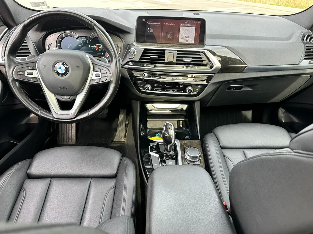 BMW X3 Vehicle Full-screen Gallery Image 12