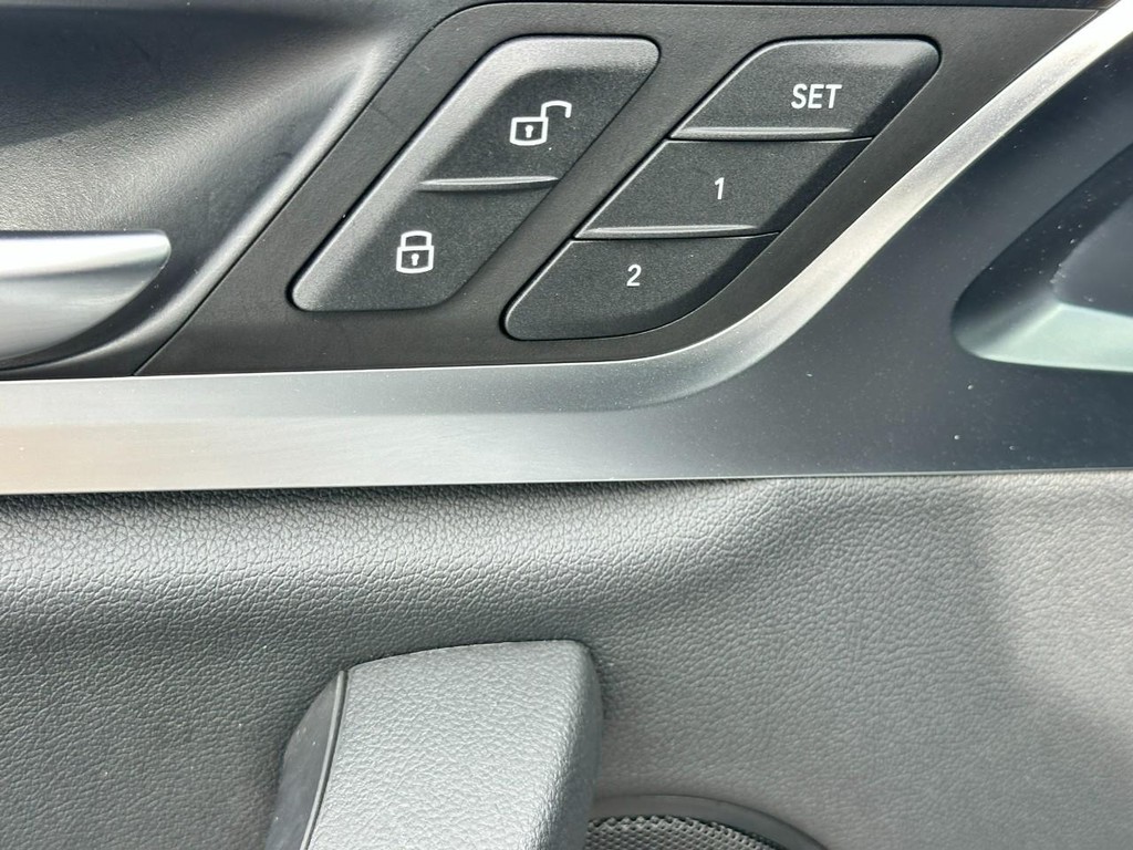 BMW X3 Vehicle Full-screen Gallery Image 18