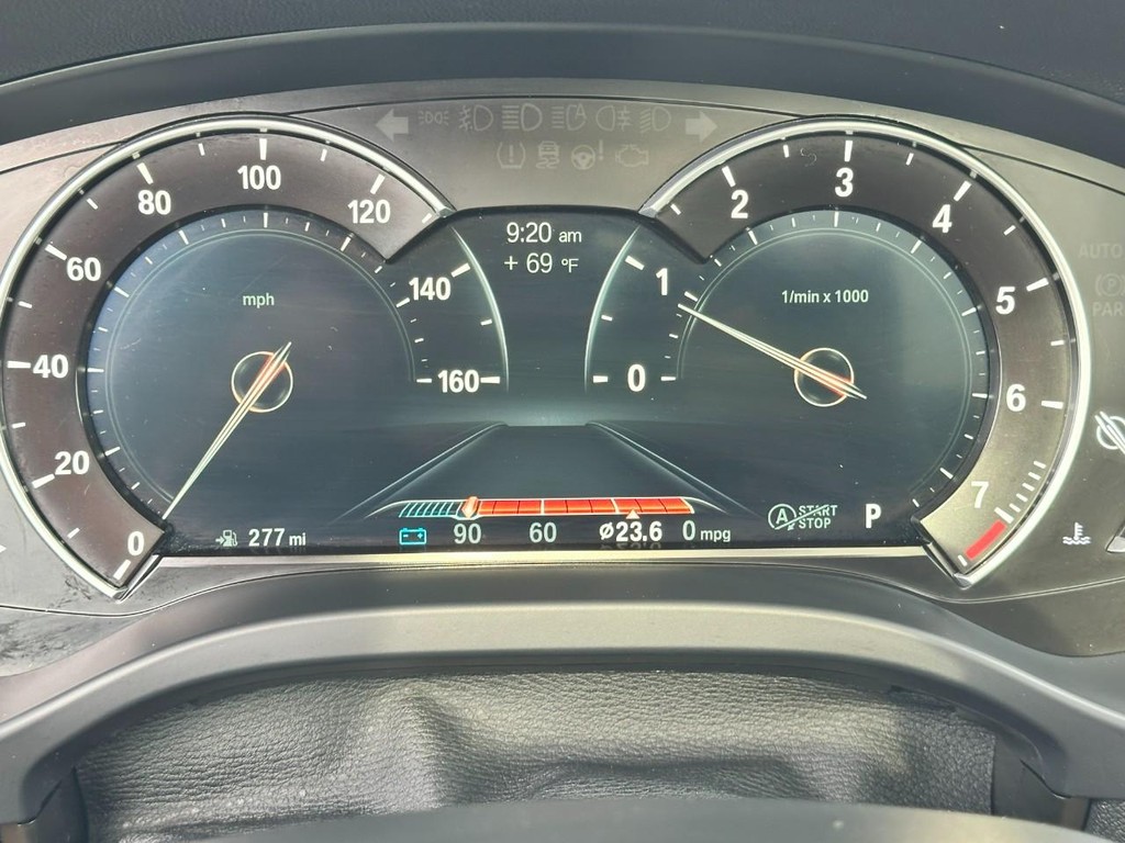 BMW X3 Vehicle Full-screen Gallery Image 22