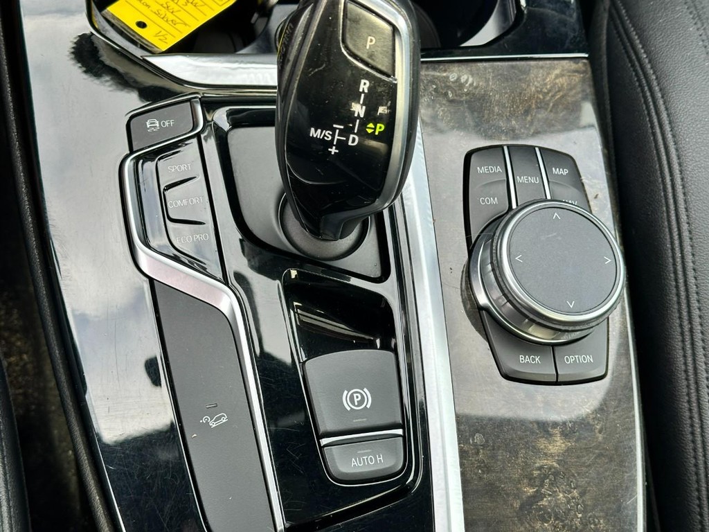 BMW X3 Vehicle Full-screen Gallery Image 23