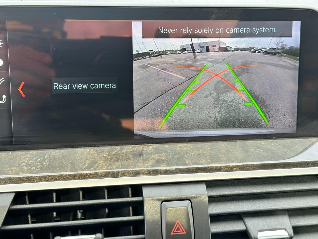 BMW X3 Vehicle Full-screen Gallery Image 25