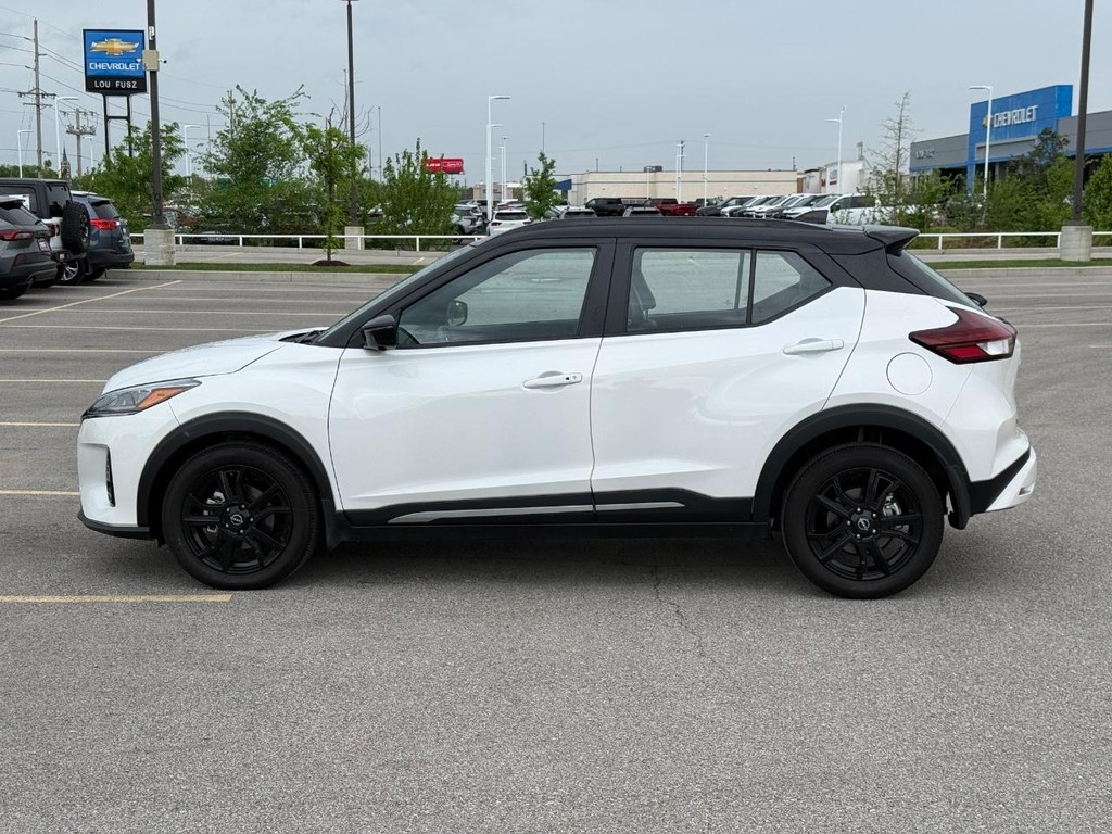 Nissan Kicks Vehicle Full-screen Gallery Image 02