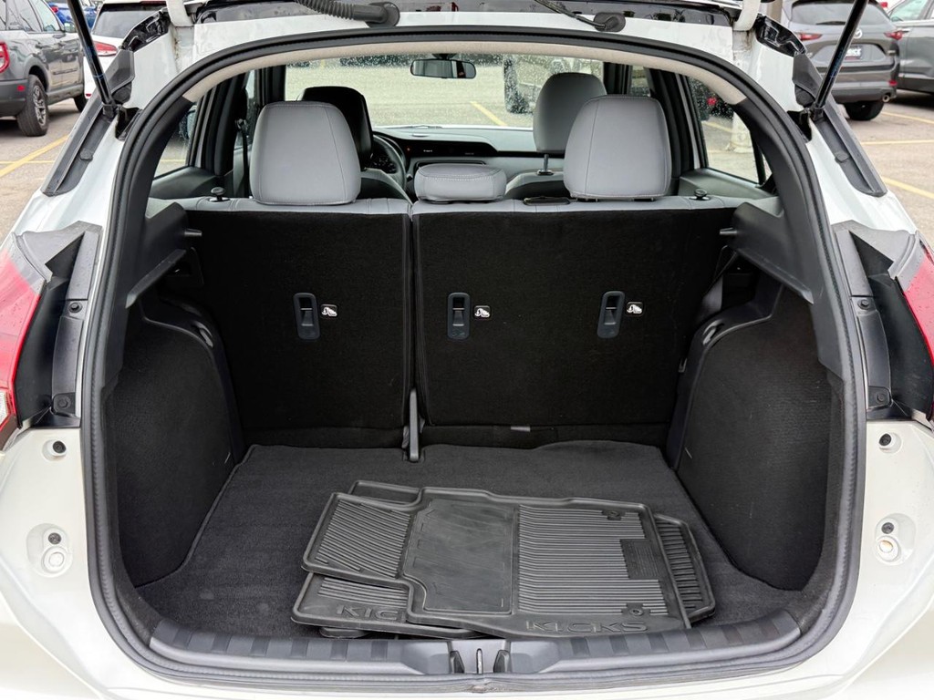 Nissan Kicks Vehicle Full-screen Gallery Image 04