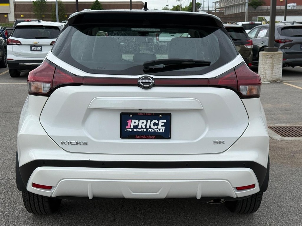 Nissan Kicks Vehicle Full-screen Gallery Image 05