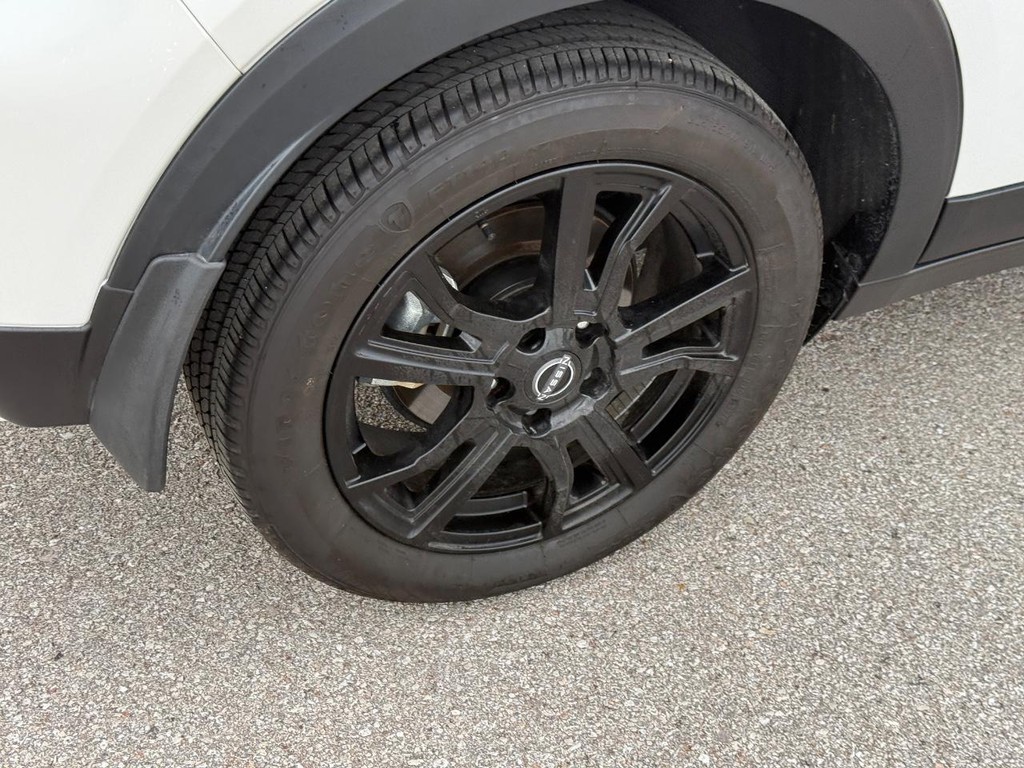 Nissan Kicks Vehicle Full-screen Gallery Image 08