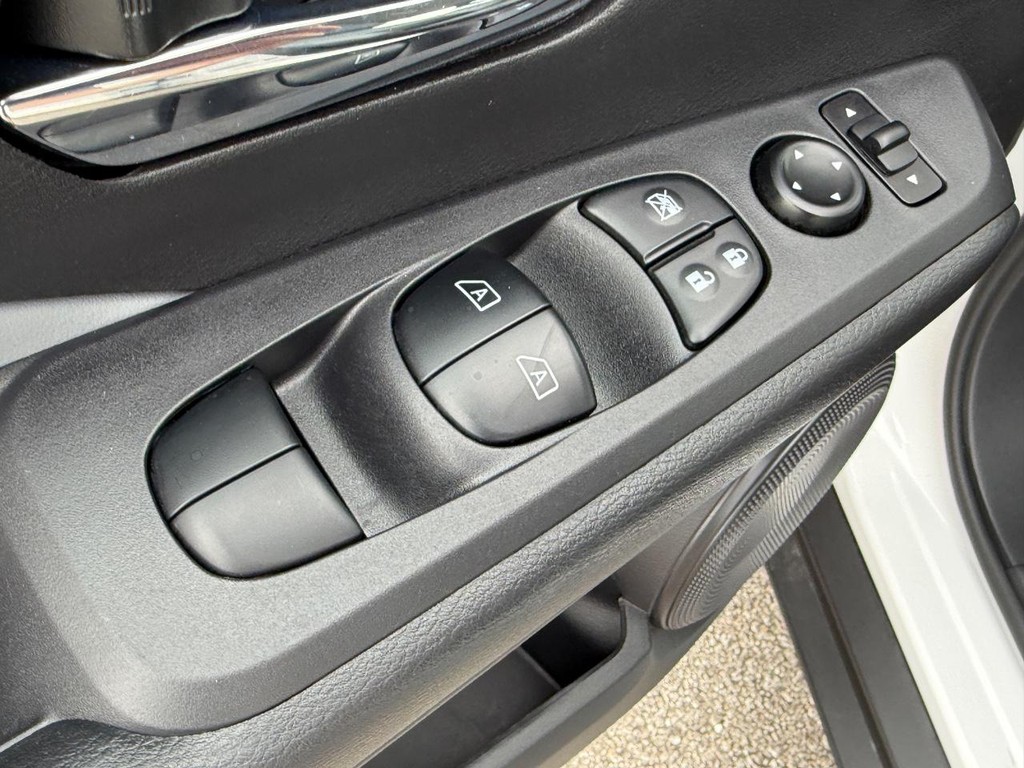 Nissan Kicks Vehicle Full-screen Gallery Image 16