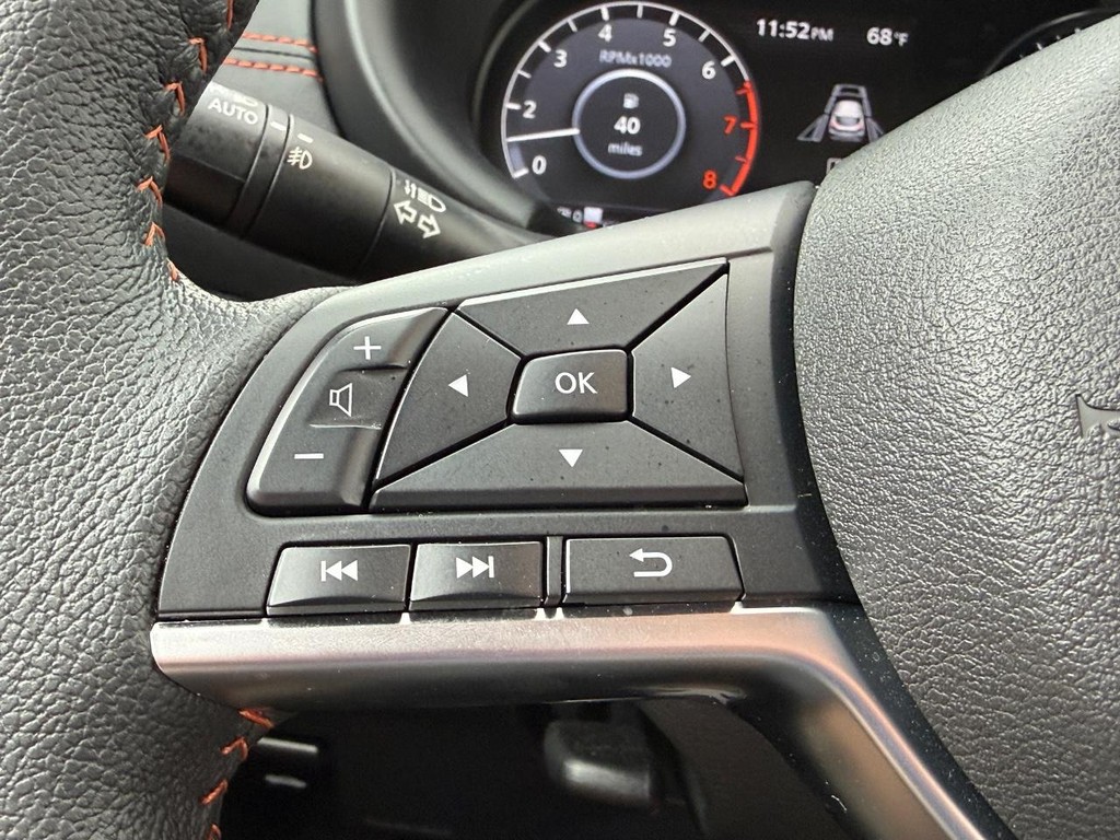 Nissan Kicks Vehicle Full-screen Gallery Image 18