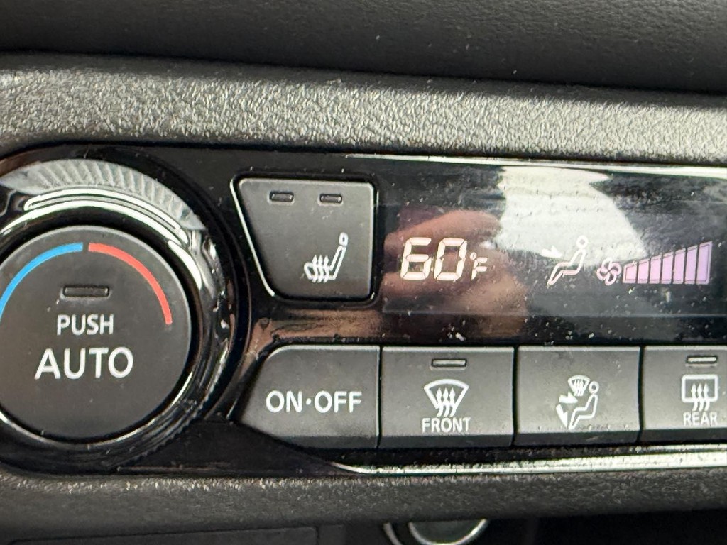 Nissan Kicks Vehicle Full-screen Gallery Image 23