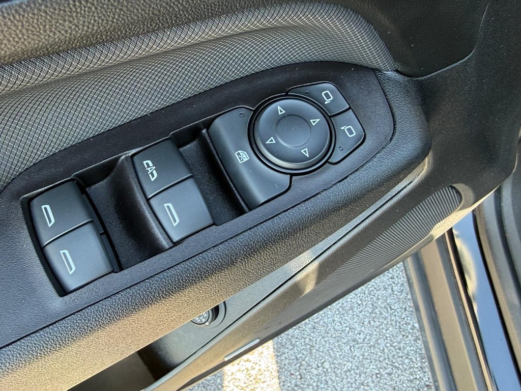 Chevrolet Equinox Vehicle Full-screen Gallery Image 16