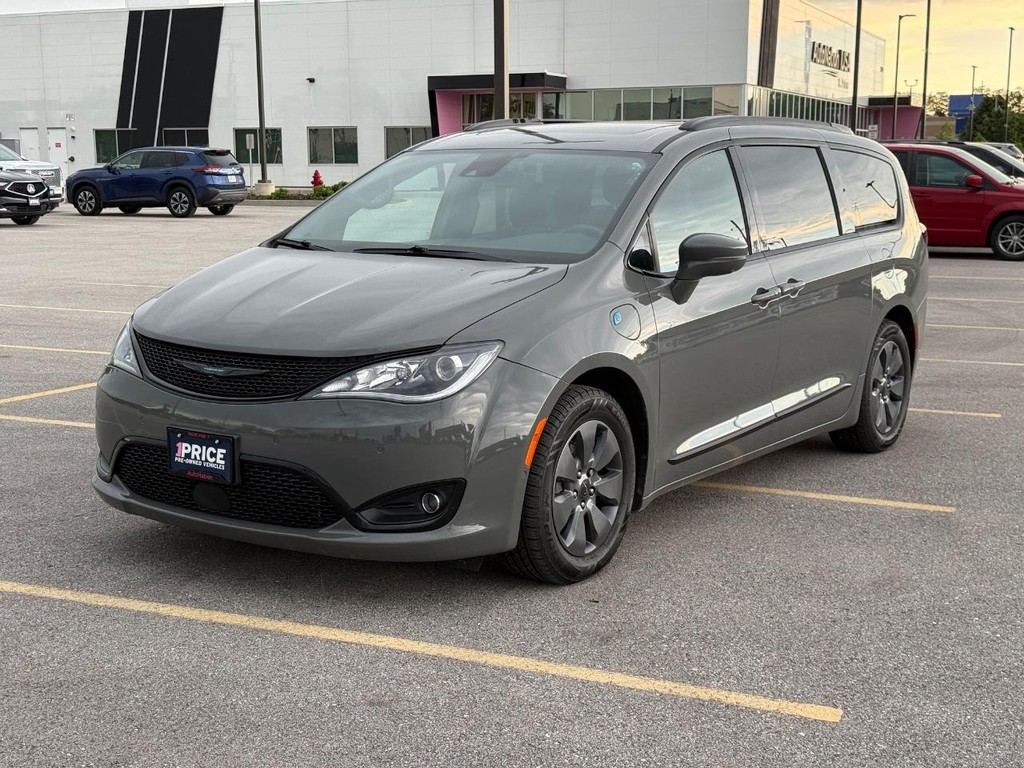 Chrysler Pacifica Vehicle Full-screen Gallery Image 01