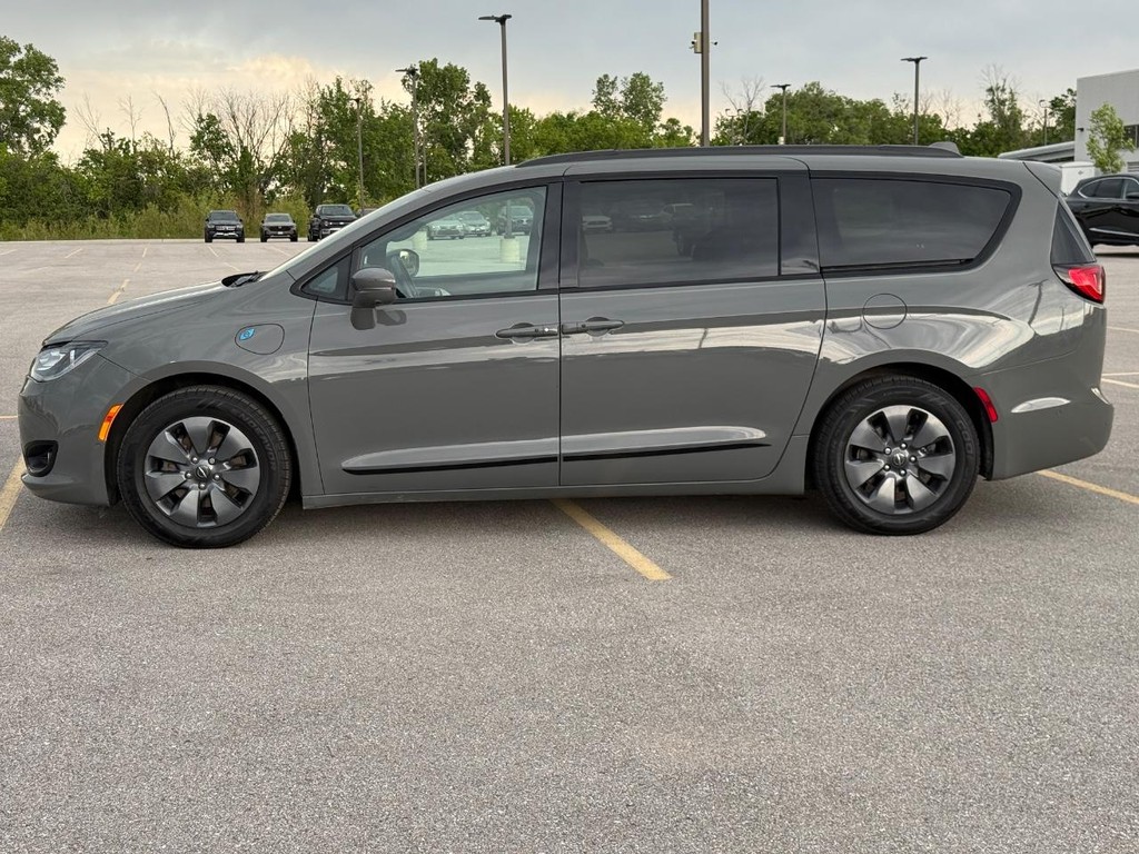 Chrysler Pacifica Vehicle Full-screen Gallery Image 02