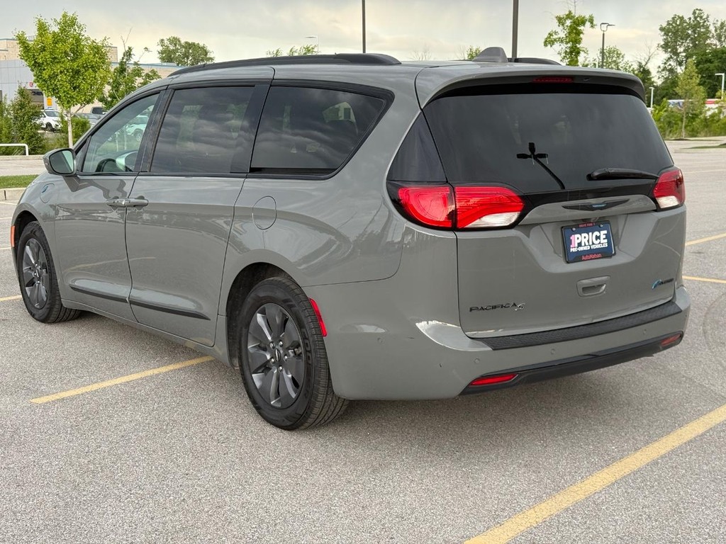 Chrysler Pacifica Vehicle Full-screen Gallery Image 03