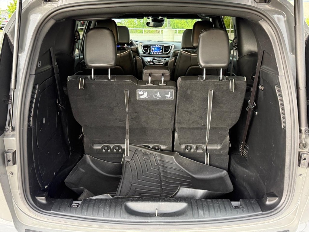 Chrysler Pacifica Vehicle Full-screen Gallery Image 04