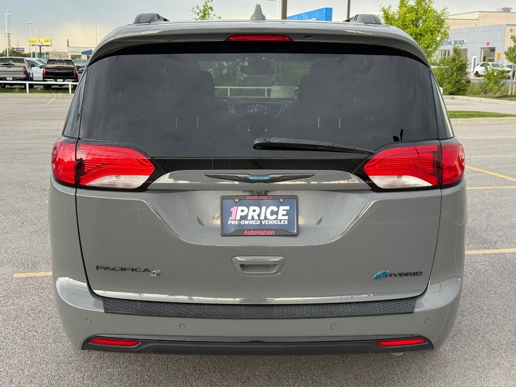 Chrysler Pacifica Vehicle Full-screen Gallery Image 05
