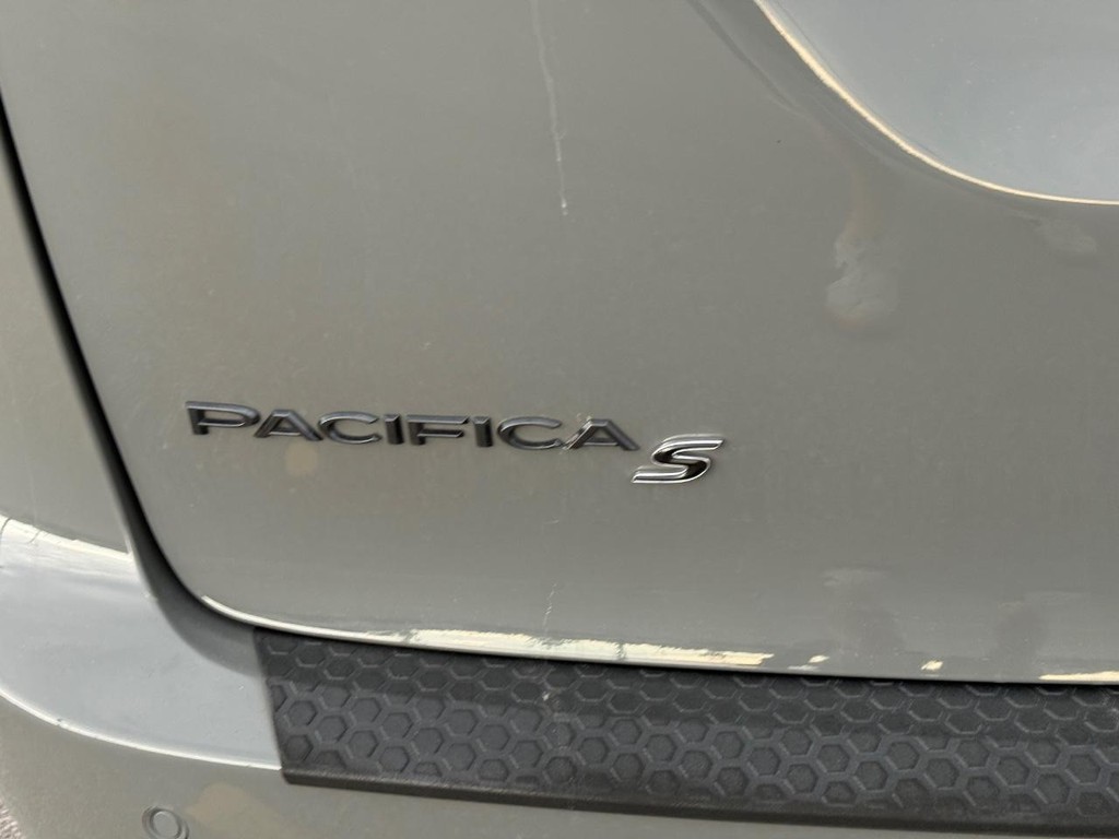 Chrysler Pacifica Vehicle Full-screen Gallery Image 06