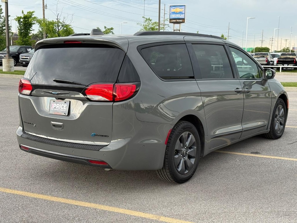 Chrysler Pacifica Vehicle Full-screen Gallery Image 08