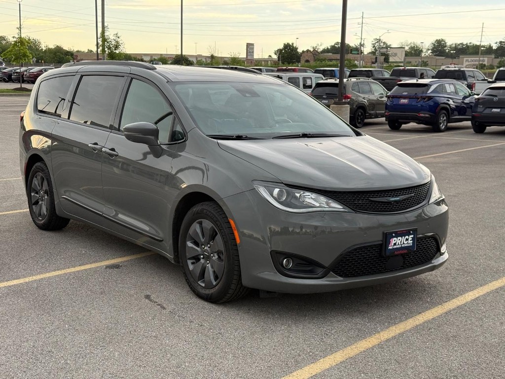 Chrysler Pacifica Vehicle Full-screen Gallery Image 10