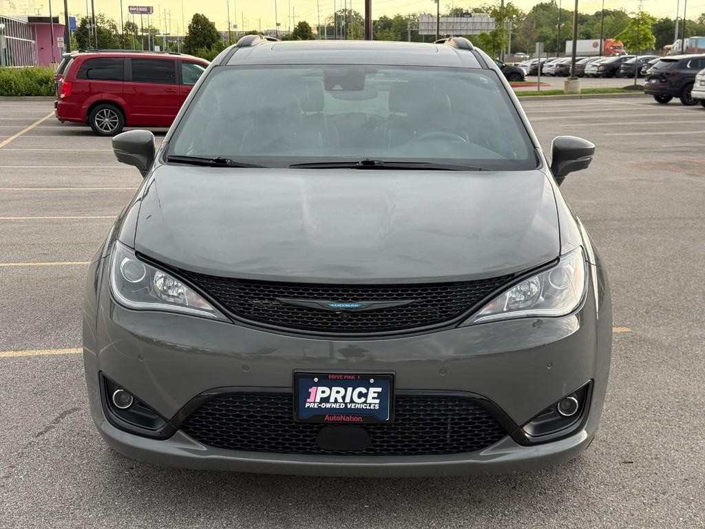 Chrysler Pacifica Vehicle Full-screen Gallery Image 11