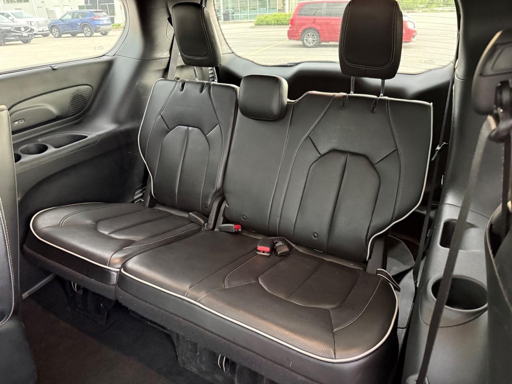 Chrysler Pacifica Vehicle Full-screen Gallery Image 12