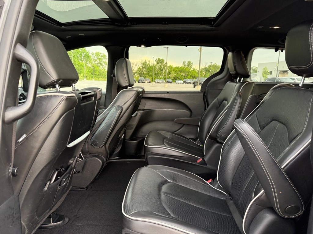 Chrysler Pacifica Vehicle Full-screen Gallery Image 13
