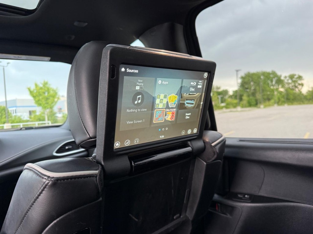 Chrysler Pacifica Vehicle Full-screen Gallery Image 14