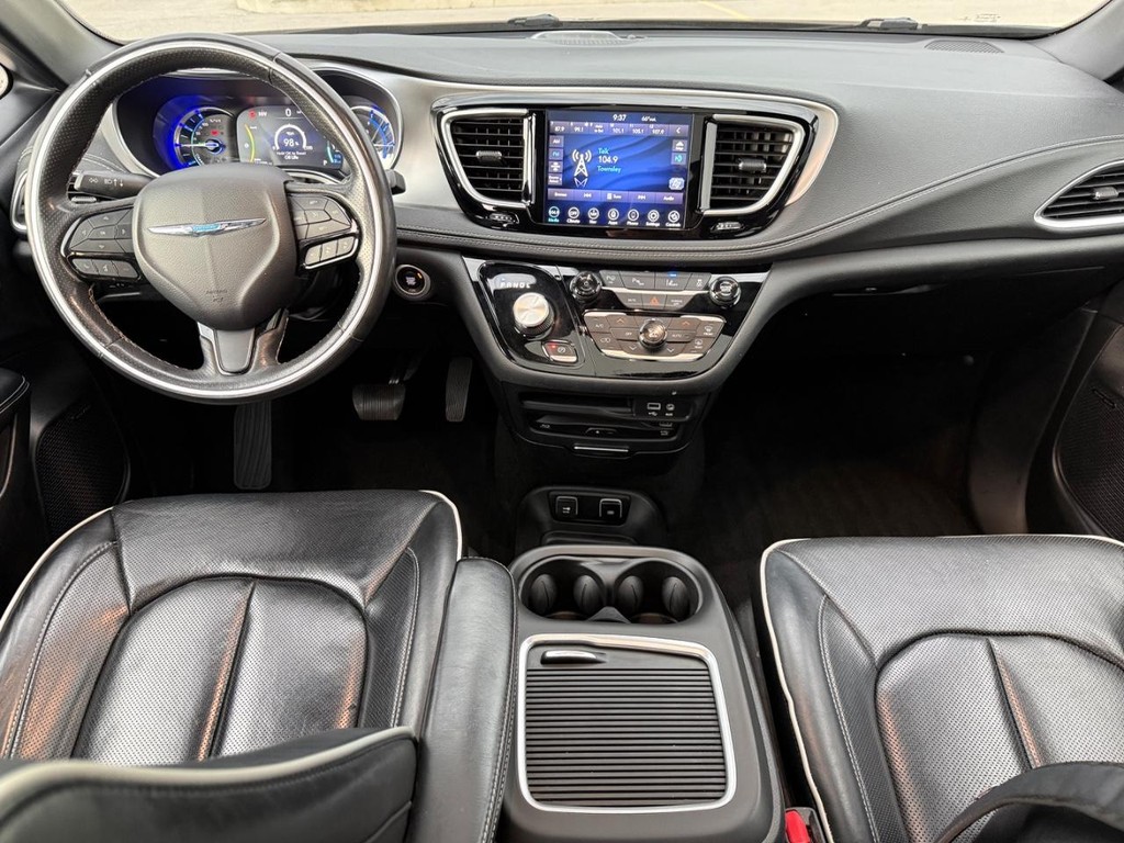 Chrysler Pacifica Vehicle Full-screen Gallery Image 15