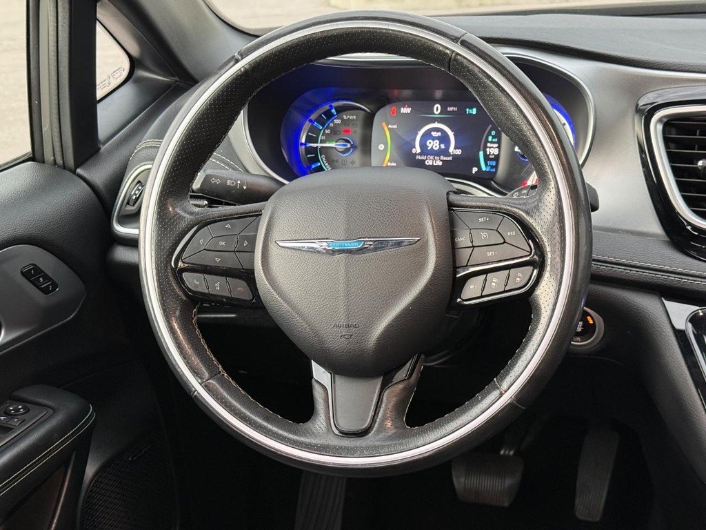 Chrysler Pacifica Vehicle Full-screen Gallery Image 16