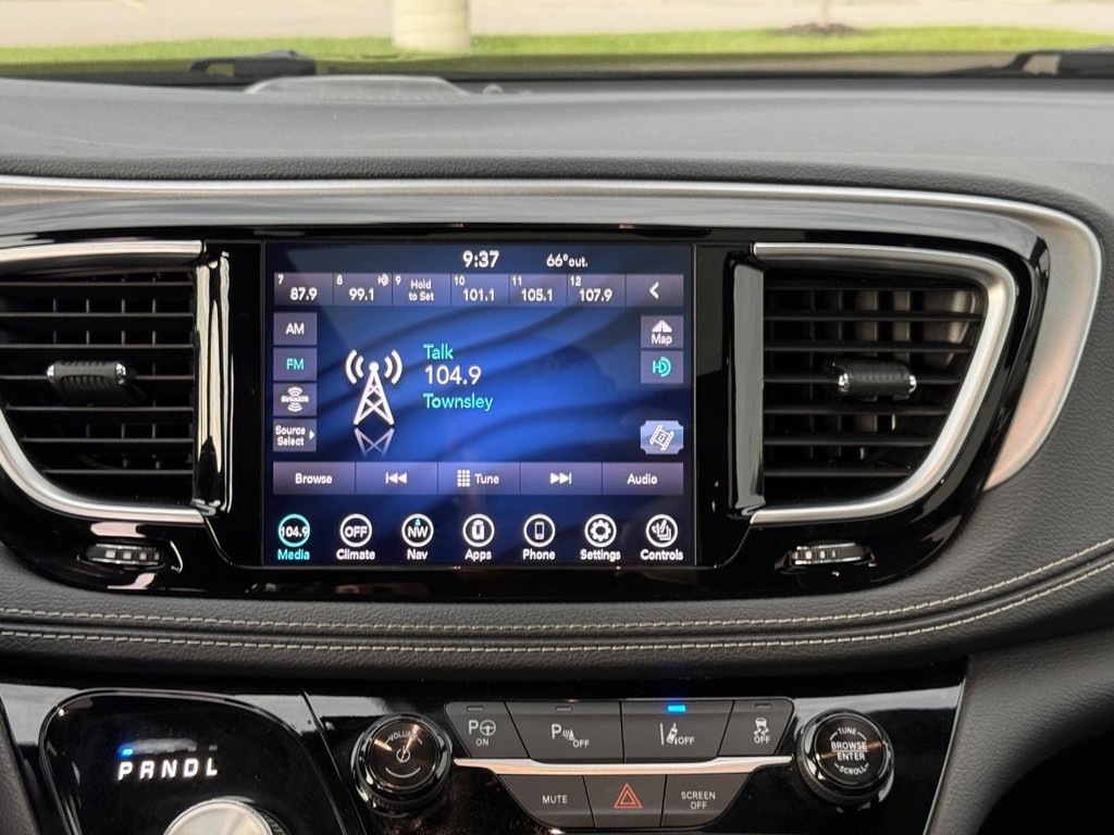 Chrysler Pacifica Vehicle Full-screen Gallery Image 17