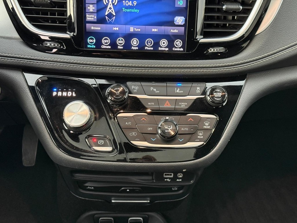 Chrysler Pacifica Vehicle Full-screen Gallery Image 18