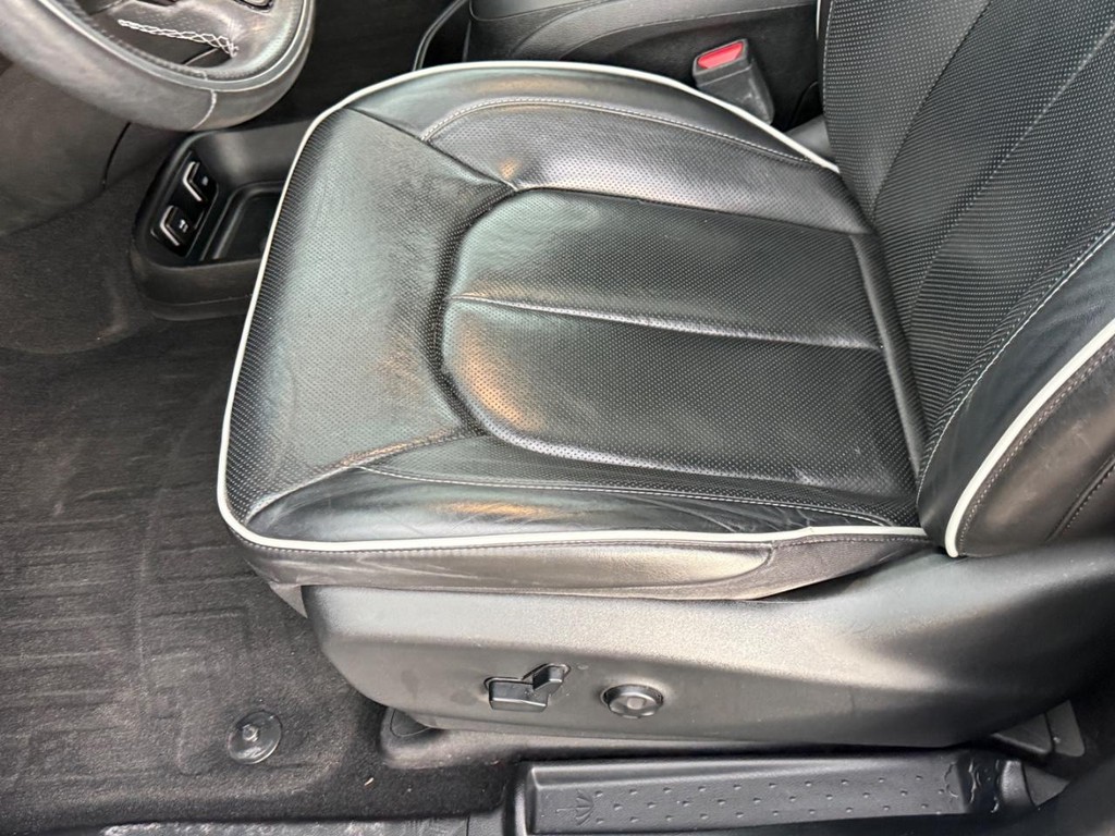Chrysler Pacifica Vehicle Full-screen Gallery Image 21