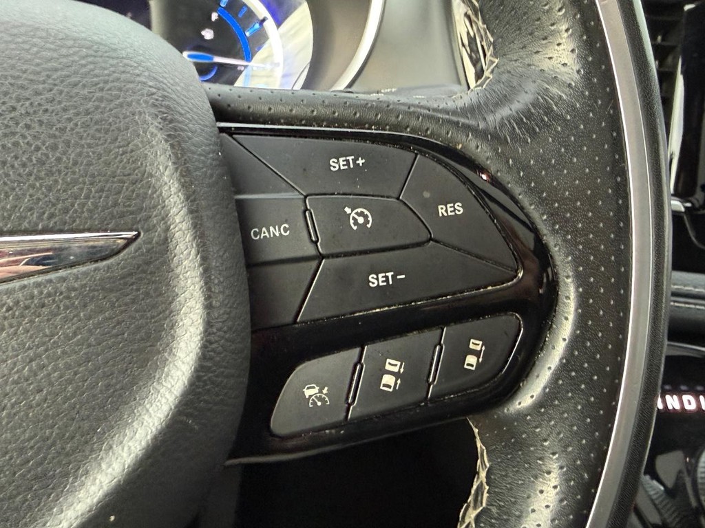 Chrysler Pacifica Vehicle Full-screen Gallery Image 23