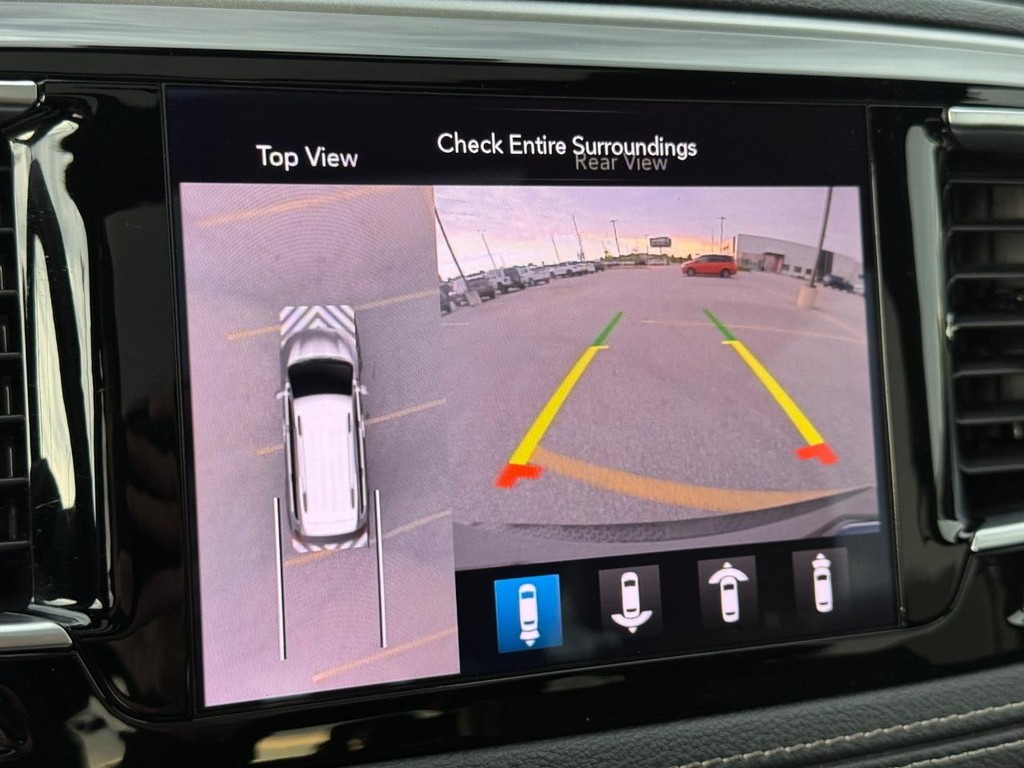 Chrysler Pacifica Vehicle Full-screen Gallery Image 26