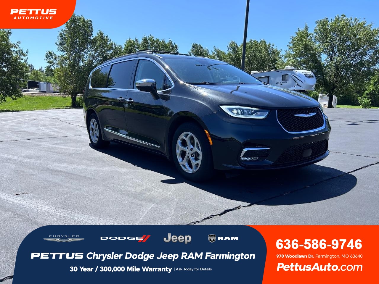 The 2022 Chrysler Pacifica Limited photos