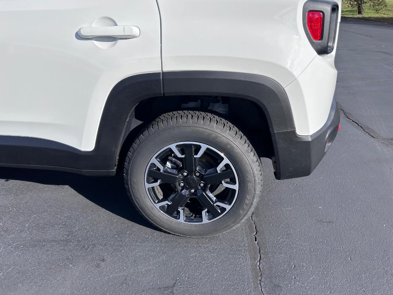 2023 Alpine White Clearcoat Jeep Renegade Trailhawk 4X4 SUV