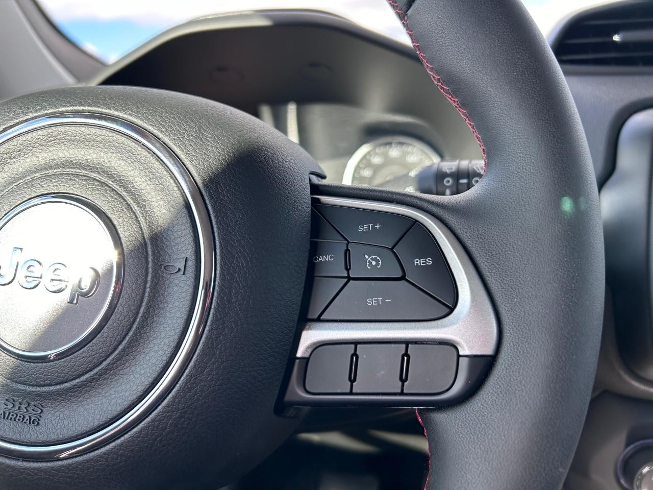 2023 Alpine White Clearcoat Jeep Renegade Trailhawk 4X4 SUV