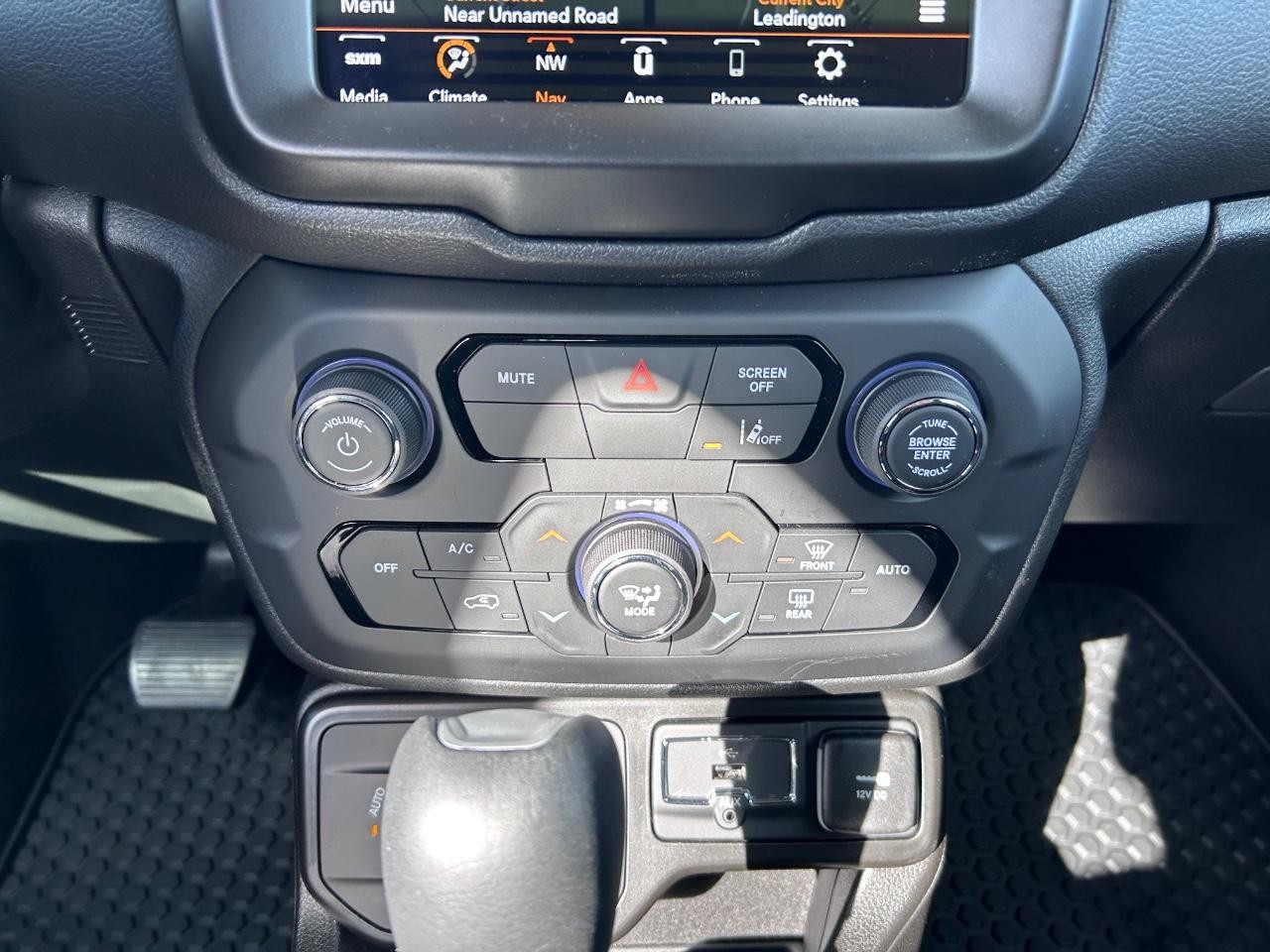 2023 Alpine White Clearcoat Jeep Renegade Trailhawk 4X4 SUV