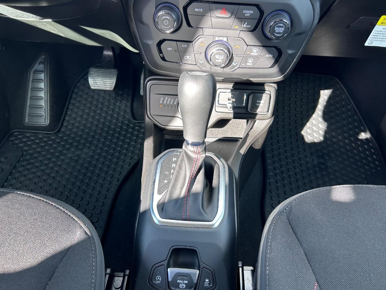2023 Alpine White Clearcoat Jeep Renegade Trailhawk 4X4 SUV
