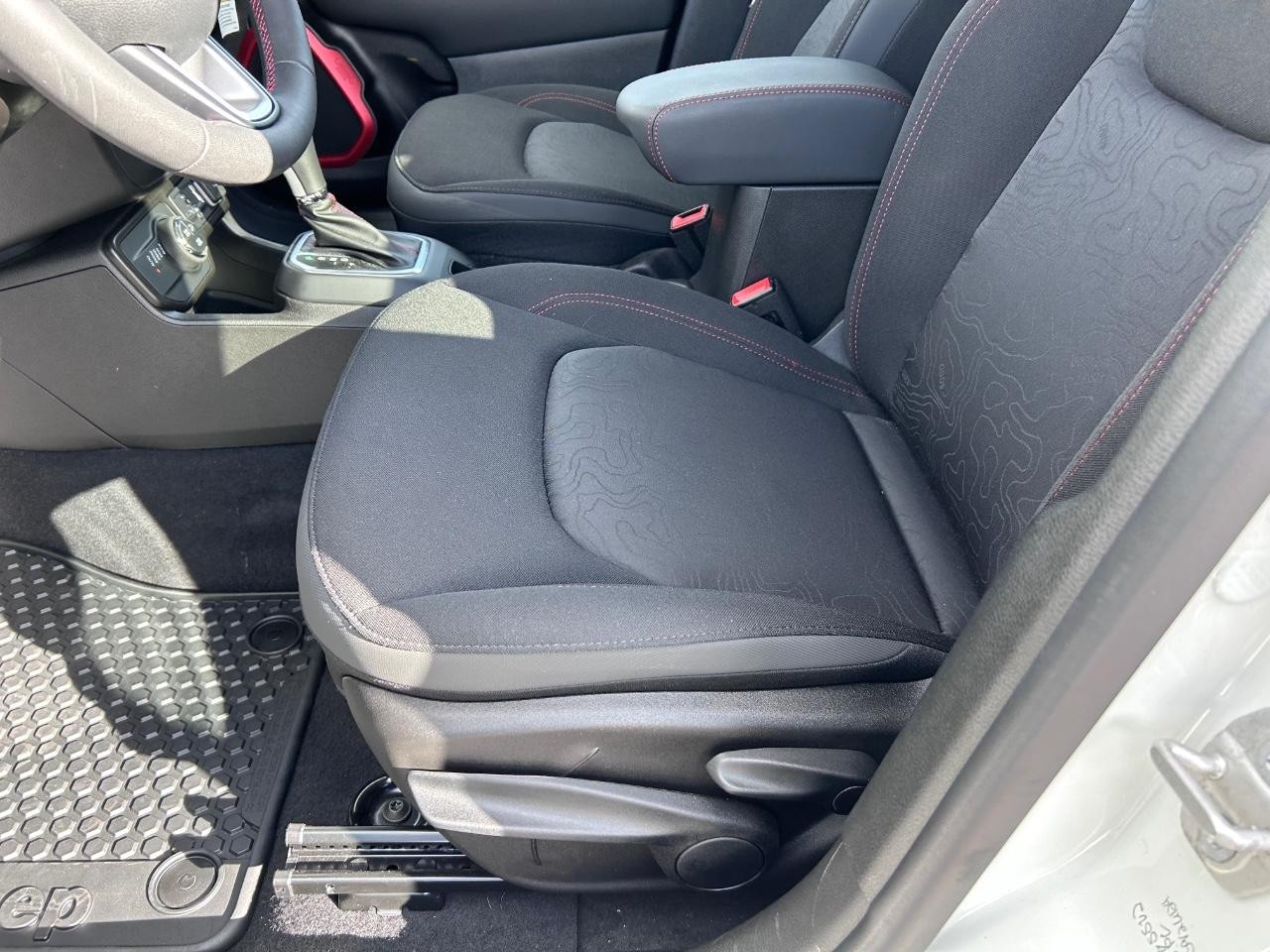 2023 Alpine White Clearcoat Jeep Renegade Trailhawk 4X4 SUV