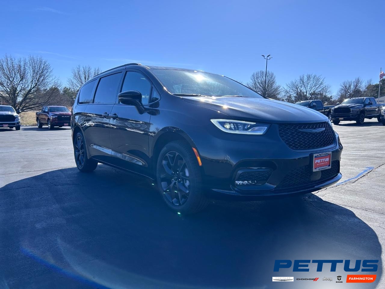 2025 Diamond Black Crystal Pearlcoat Chrysler Pacifica Limited Van