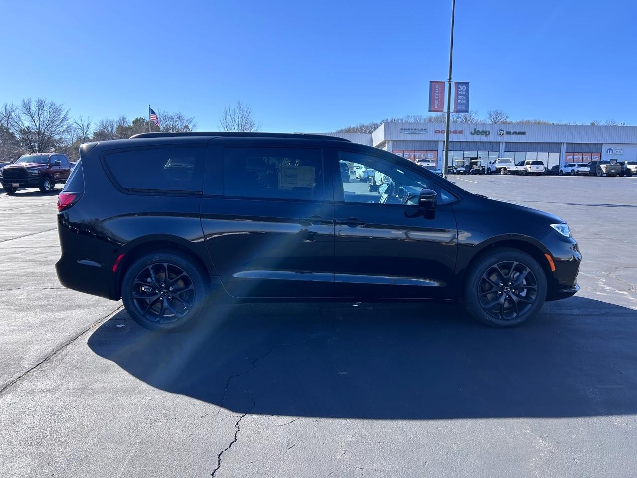 2025 Diamond Black Crystal Pearlcoat Chrysler Pacifica Limited AWD Van