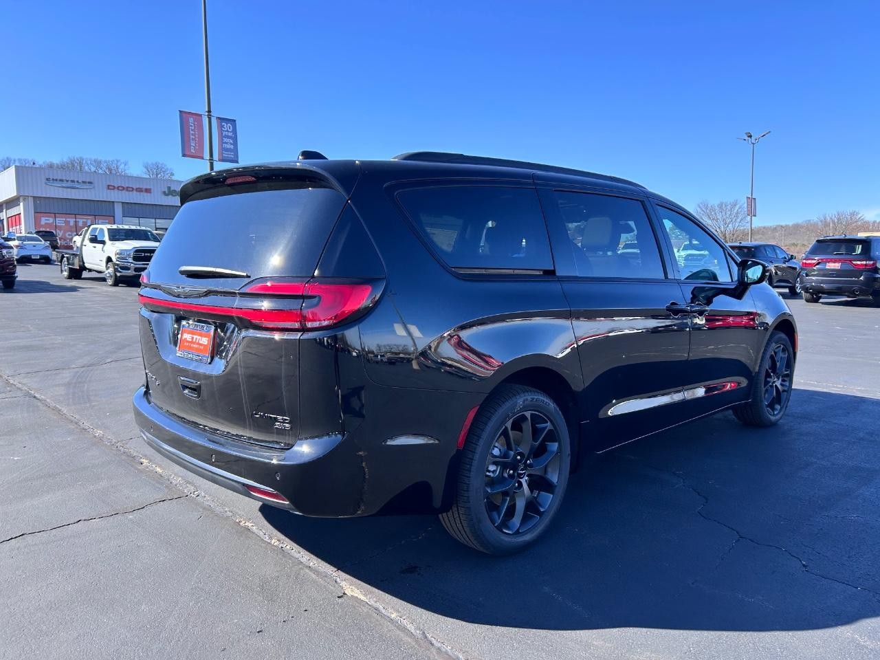 2025 Diamond Black Crystal Pearlcoat Chrysler Pacifica Limited AWD Van