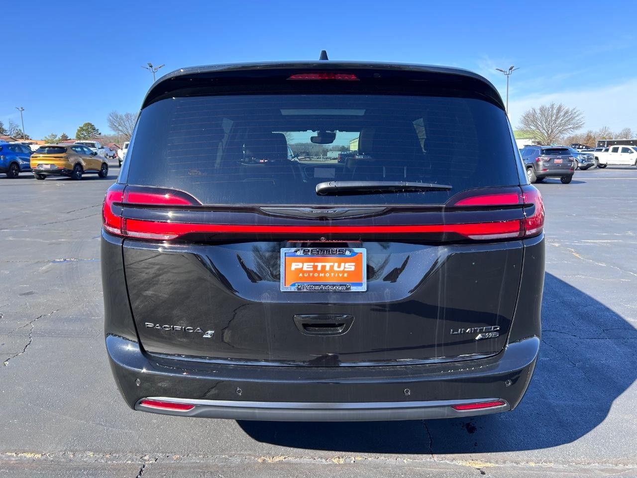 2025 Diamond Black Crystal Pearlcoat Chrysler Pacifica Limited AWD Van