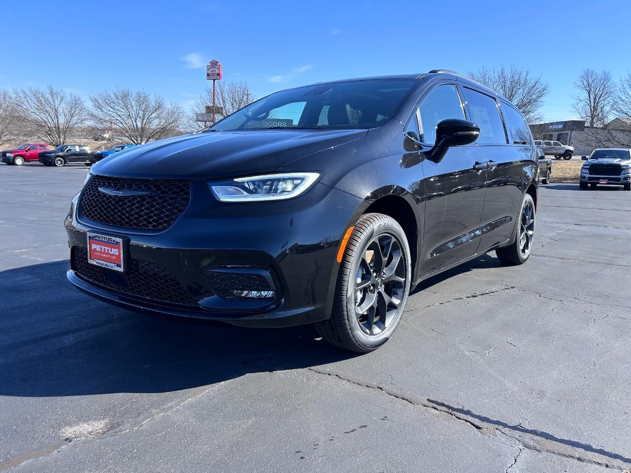 2025 Diamond Black Crystal Pearlcoat Chrysler Pacifica Limited AWD Van