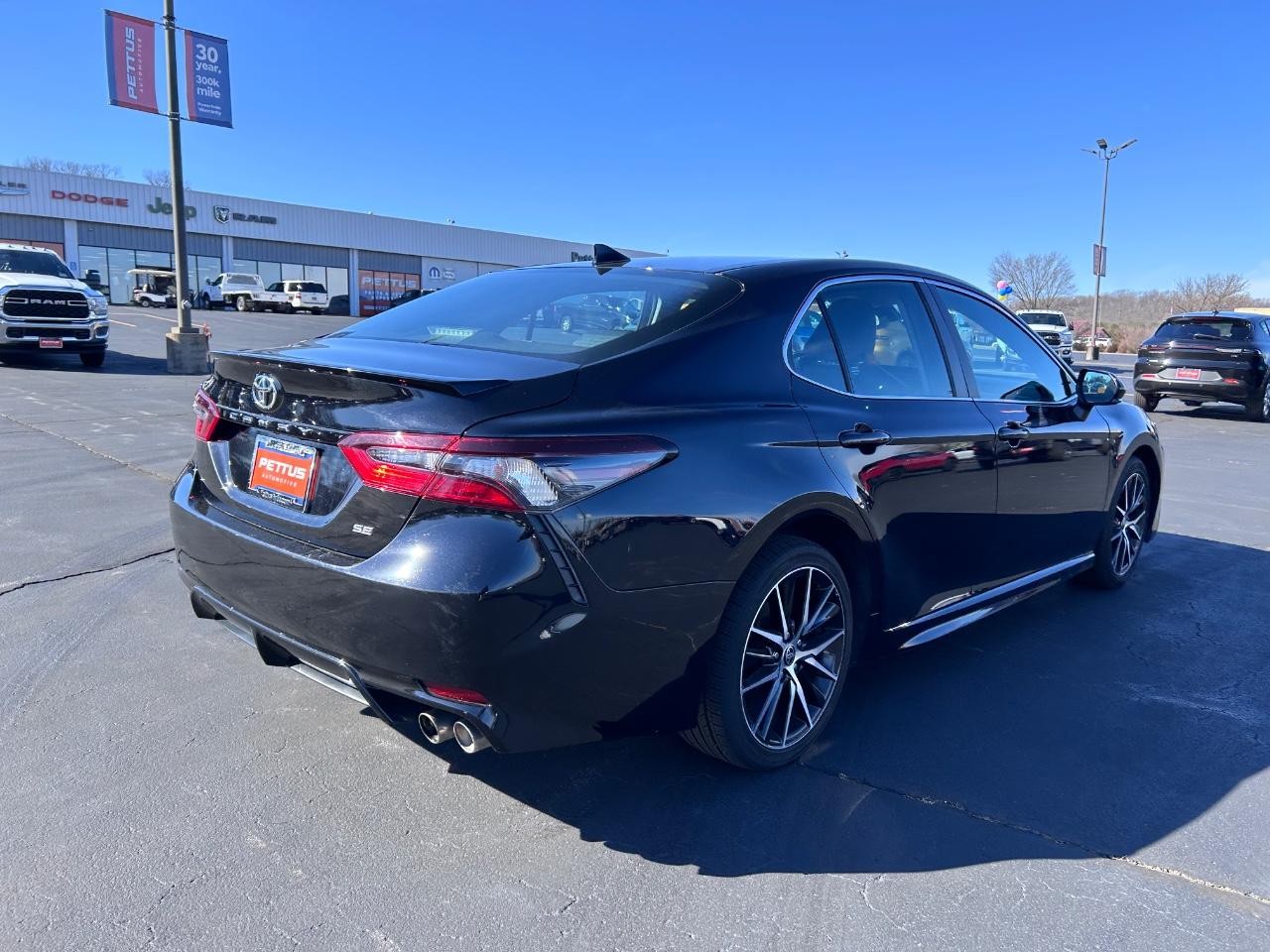 2022 Midnight Black Metallic Toyota Camry SE FWD Sedan