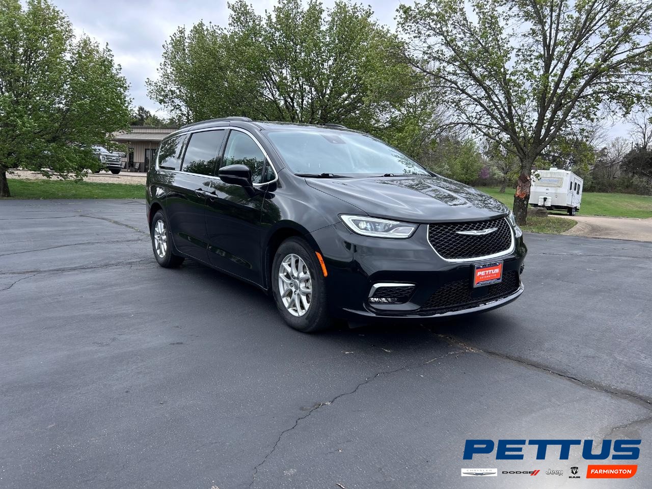 2022 Brilliant Black Crystal Pearlcoat Chrysler Pacifica Touring L Van
