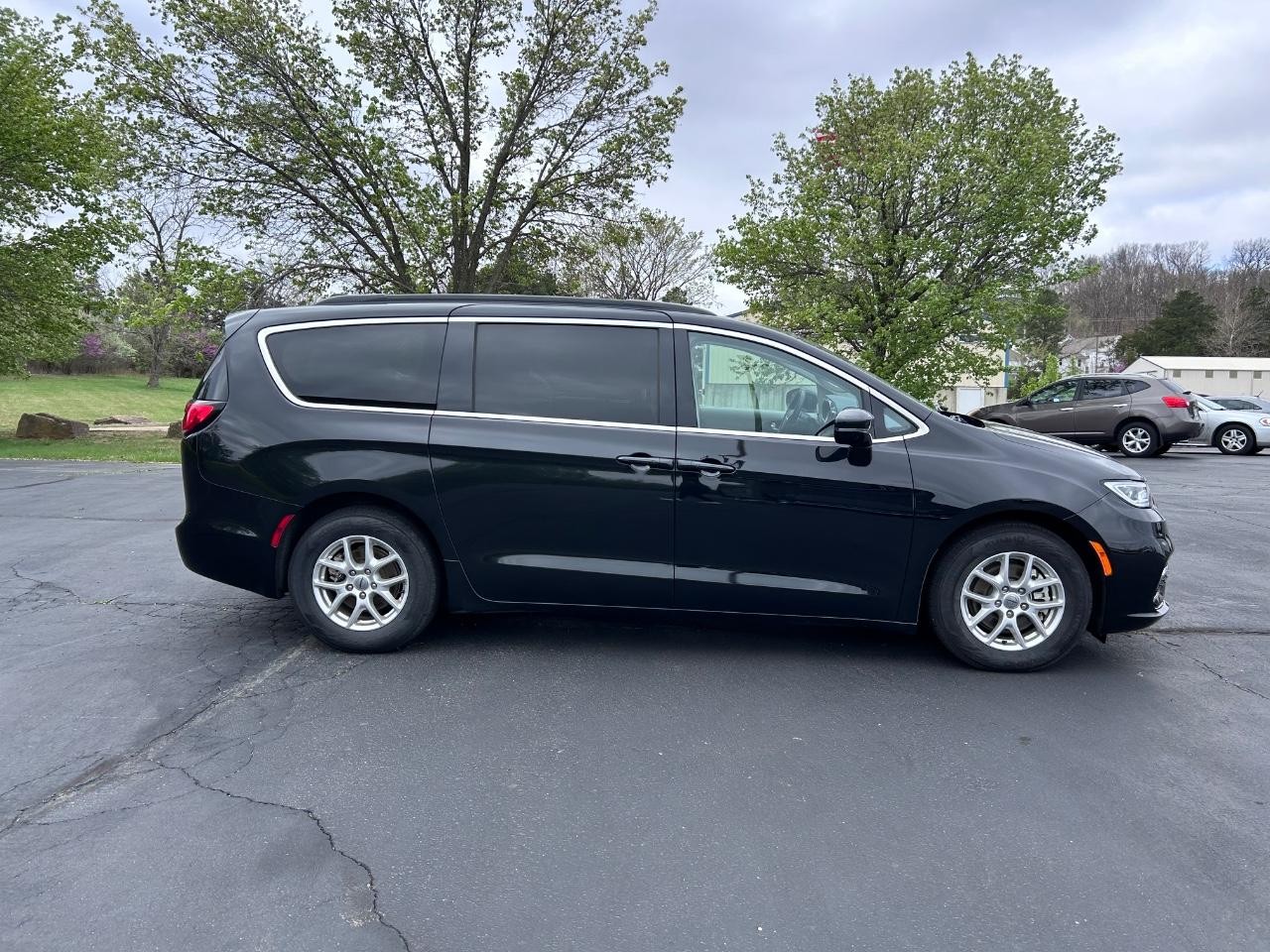 2022 Brilliant Black Crystal Pearlcoat Chrysler Pacifica Touring L FWD Van