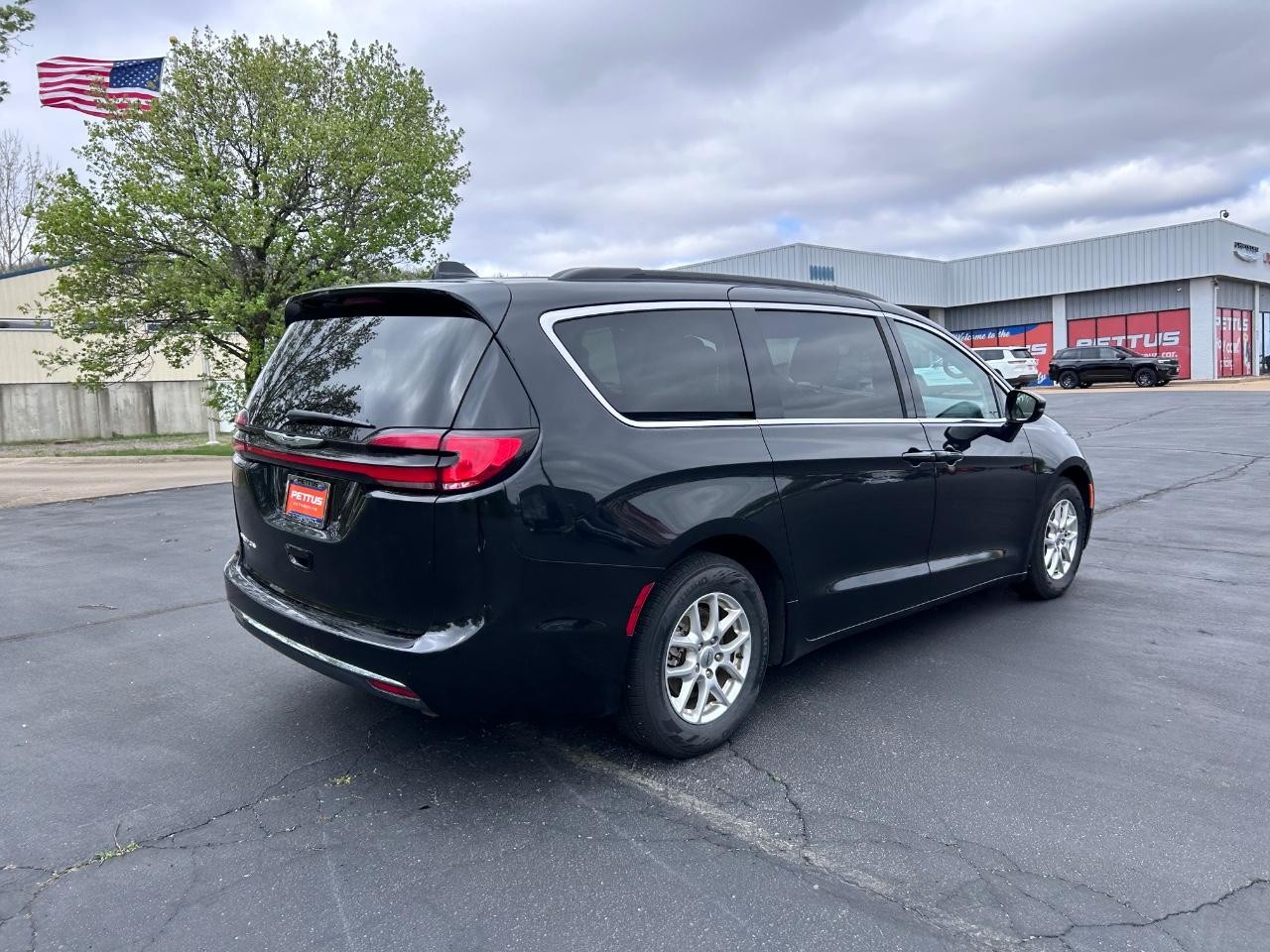 2022 Brilliant Black Crystal Pearlcoat Chrysler Pacifica Touring L FWD Van
